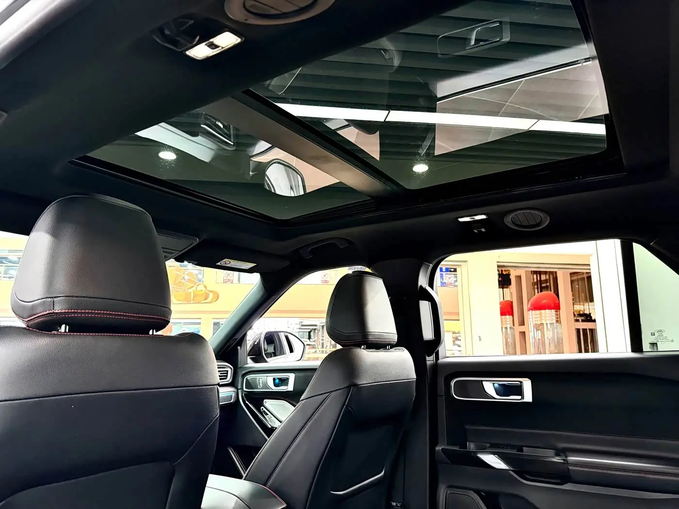Ford Explorer 2023 — Photo 12/16
