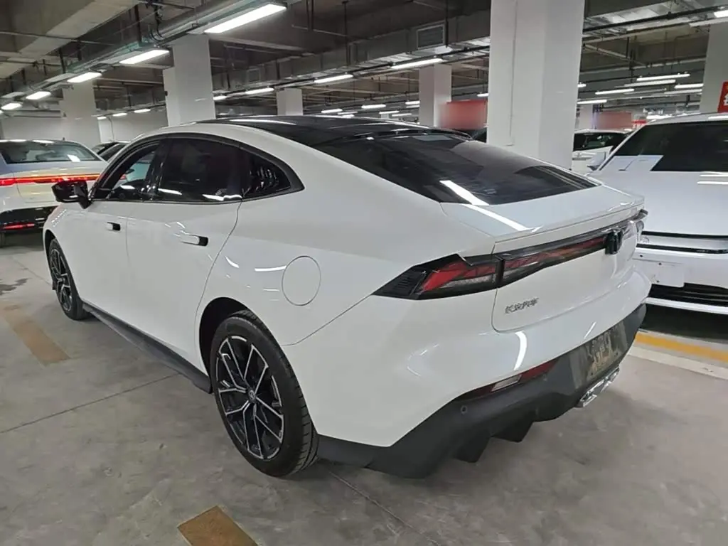 Changan UNI-V iDD 2025 — Photo 5/20