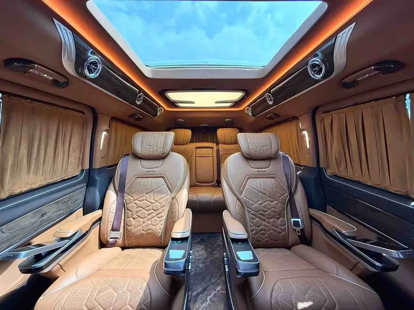 Mercedes-Benz V-Class 2023 — Photo 13/19