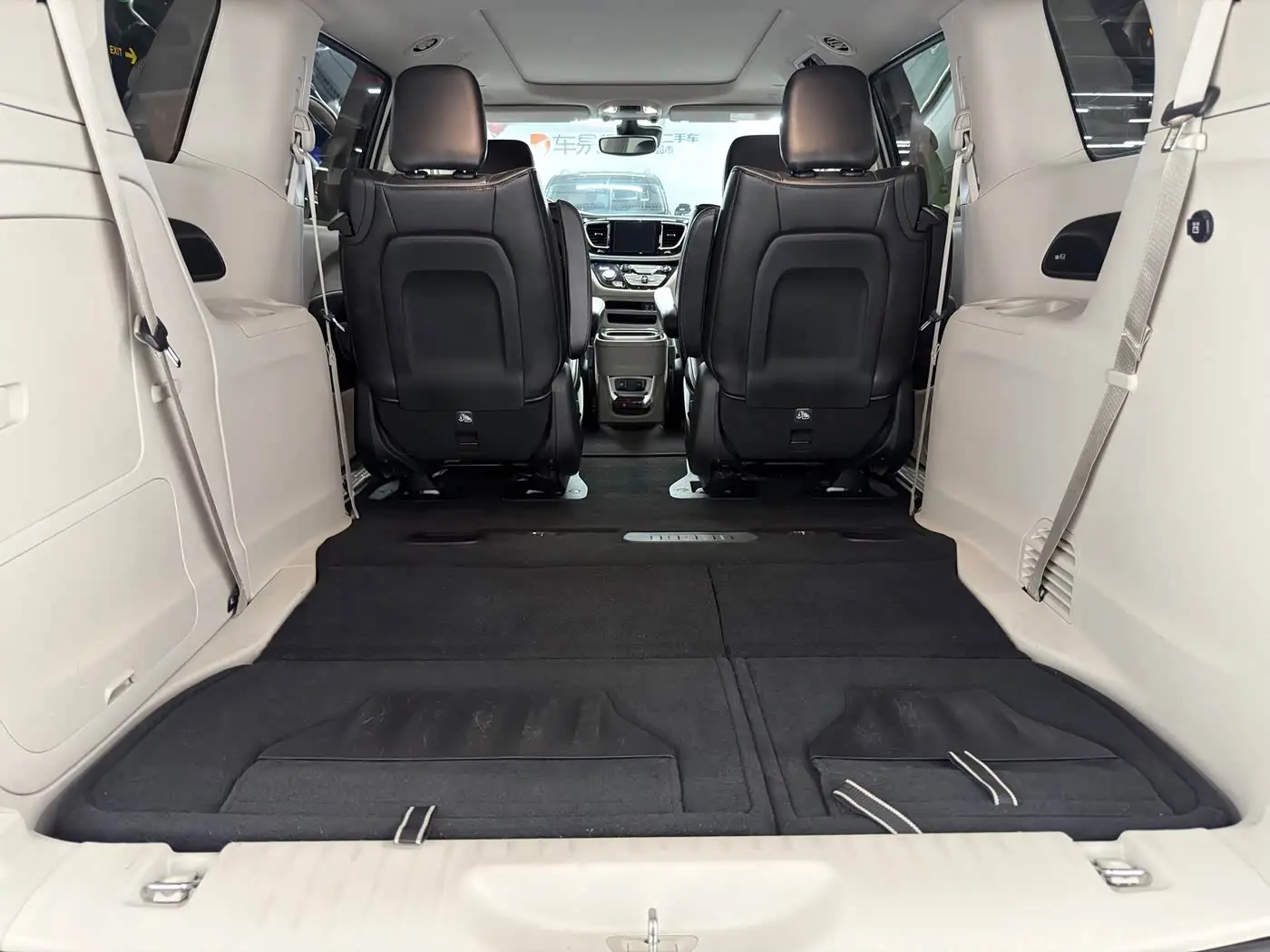 Chrysler Grand Caravan PHEV 2021 — Photo 16/19