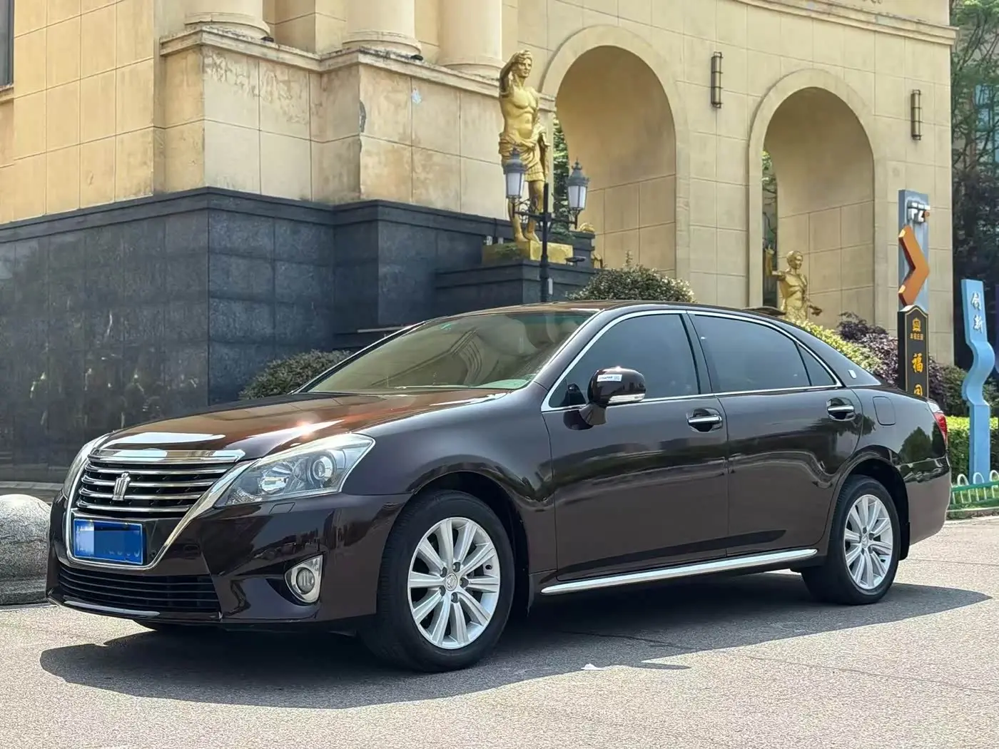 Toyota Crown 2013 — Photo 1/18