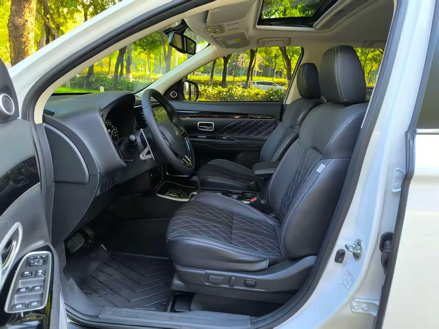 Mitsubishi Outlander 2021 — Photo 9/18