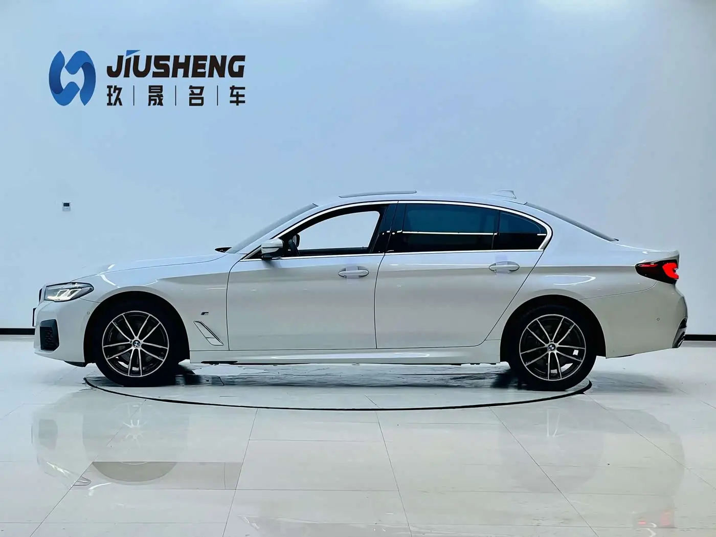 BMW 5 Series 2023 — Фото 15/16