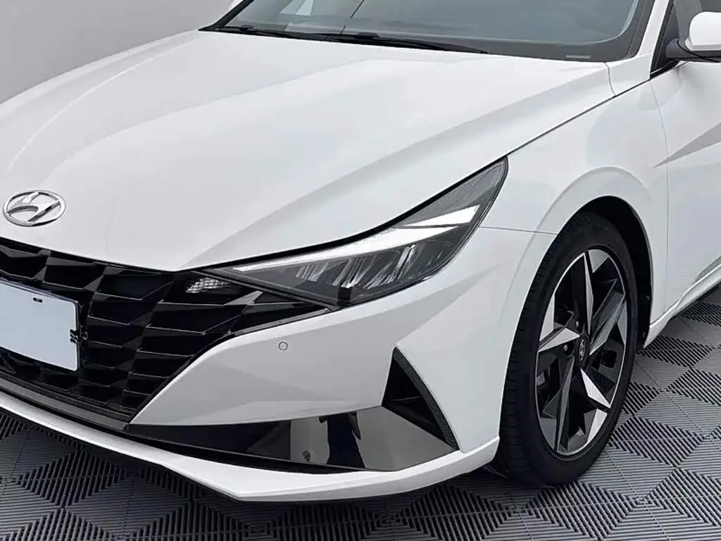 Hyundai Elantra 2023 — Photo 7/18