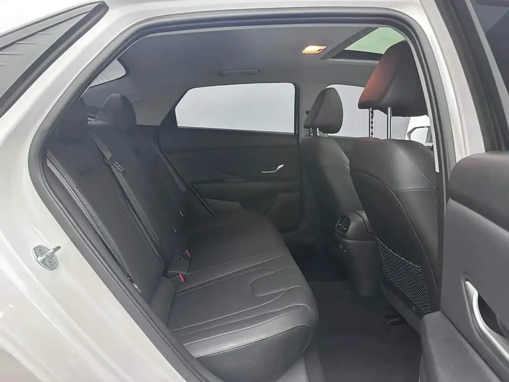 Hyundai Elantra 2023 — Photo 13/18