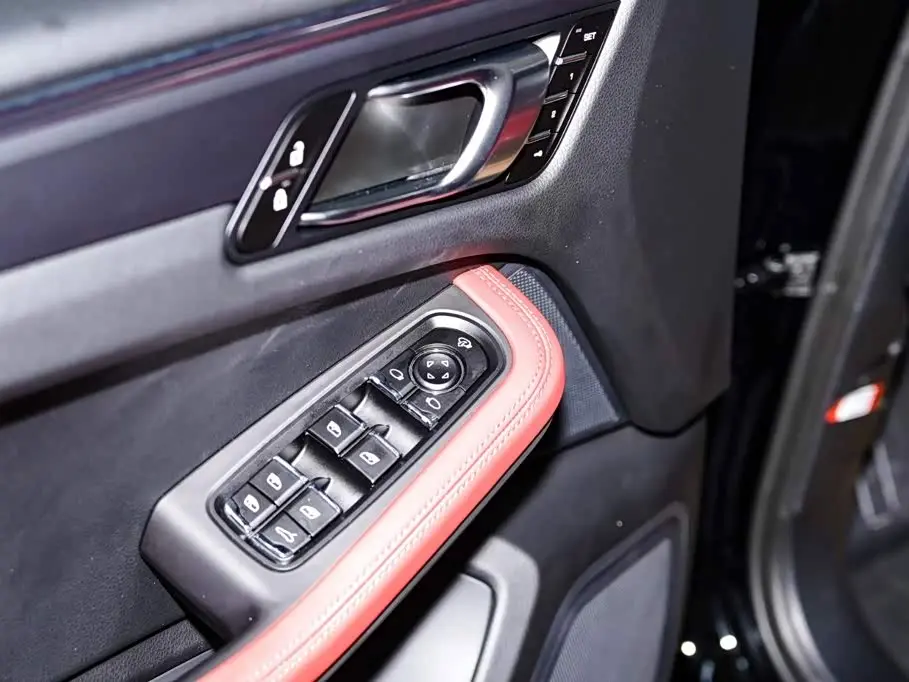Porsche Macan 2025 — Photo 17/20
