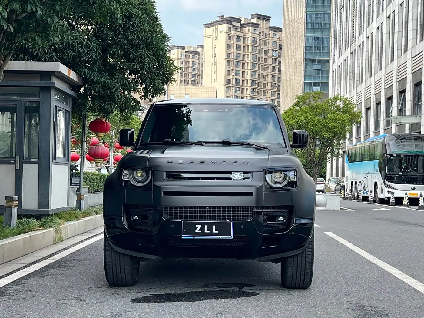 Land Rover Defender 2025 — Photo 2/17