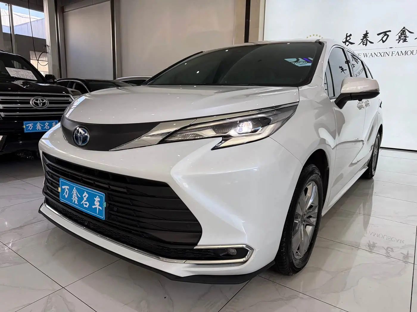 Toyota Sienna 2023 — ფოტო 1/20