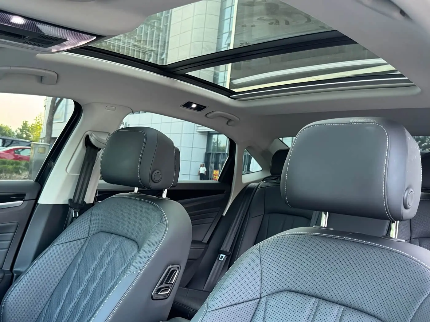 Volkswagen Passat 2025 — Photo 18/19