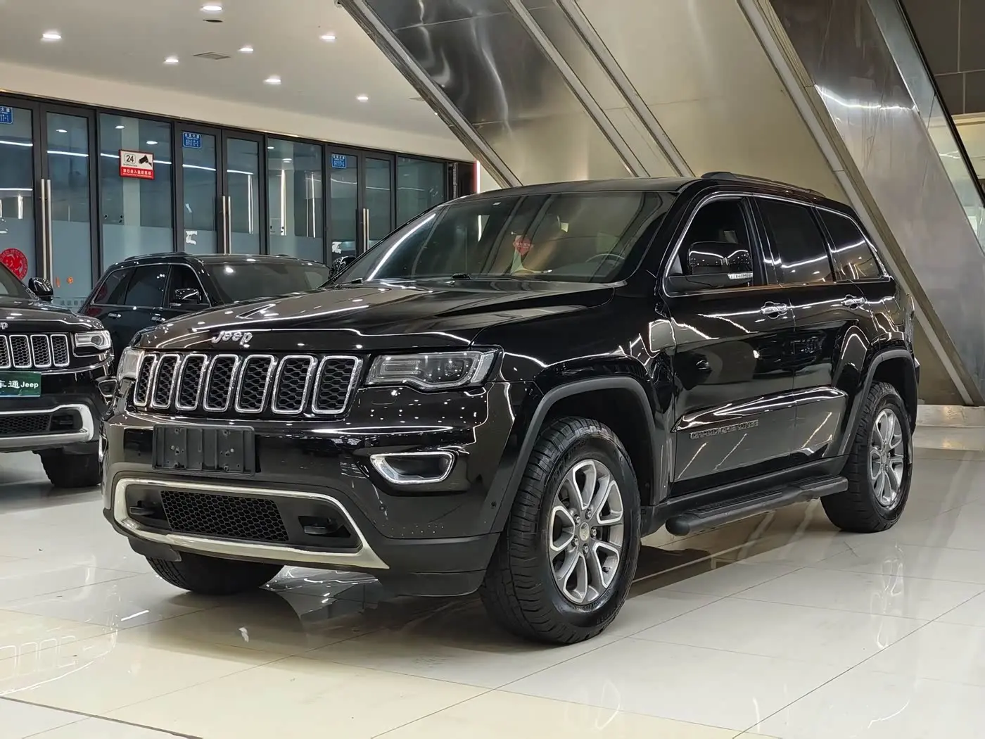Jeep Grand Cherokee 2021 — Фото 1/20