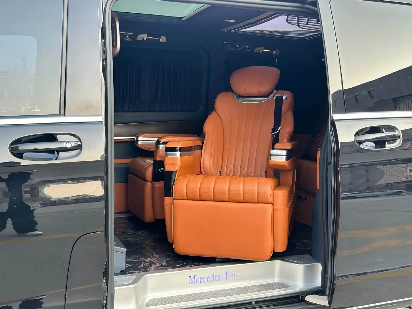 Mercedes-Benz V-Class 2023 — Фото 14/20