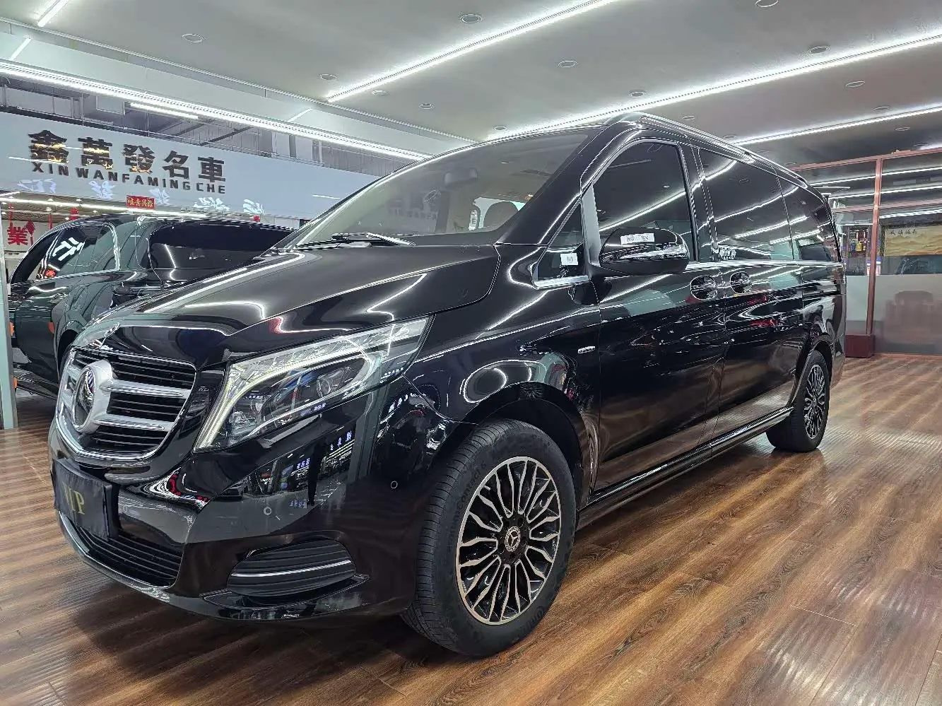 Mercedes-Benz V-Class 2020 — Photo 1/20