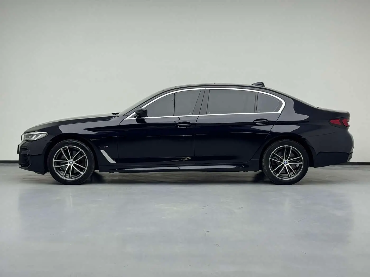 BMW 5 Series 2023 — Фото 18/20