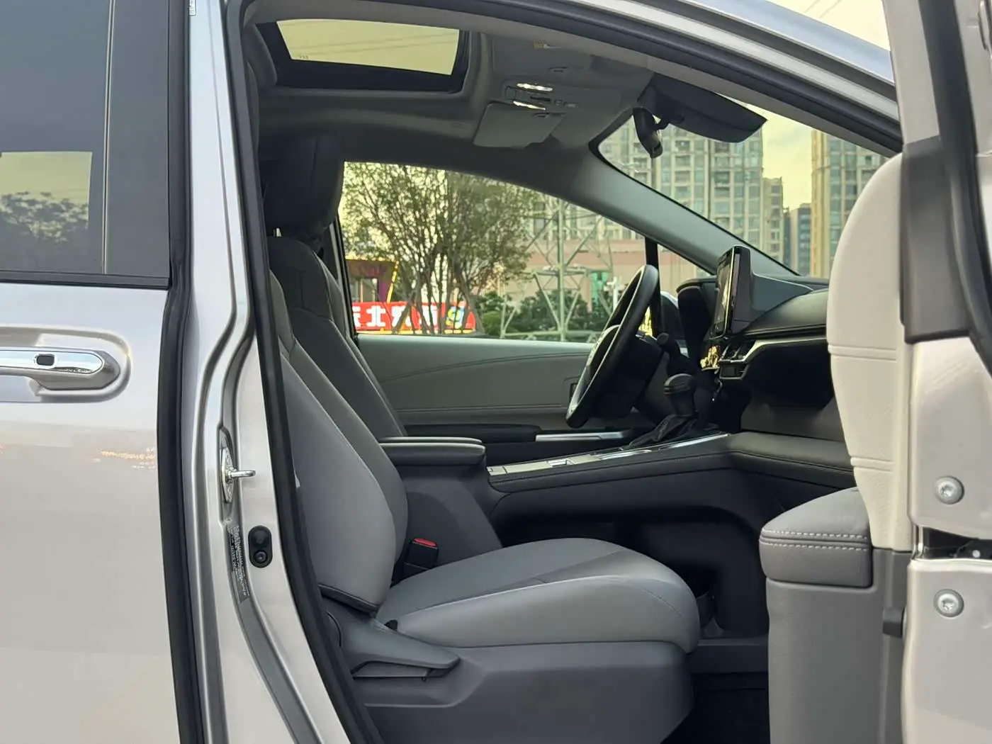 Toyota Granvia 2024 — Photo 13/20