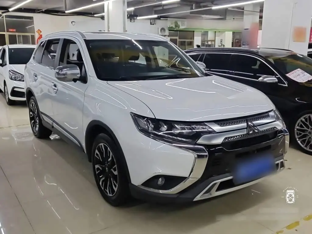 Mitsubishi Outlander 2021 — Photo 4/20