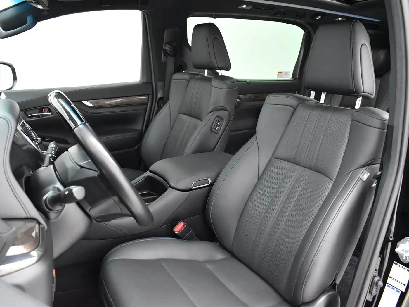 Toyota Vellfire 2022 — Photo 16/20