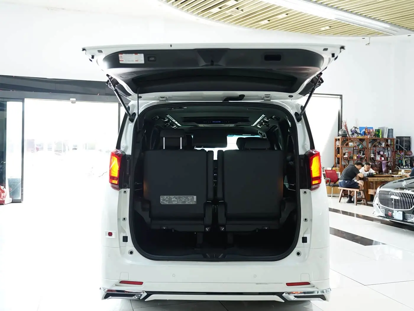 Toyota Alphard 2021 — Photo 13/19