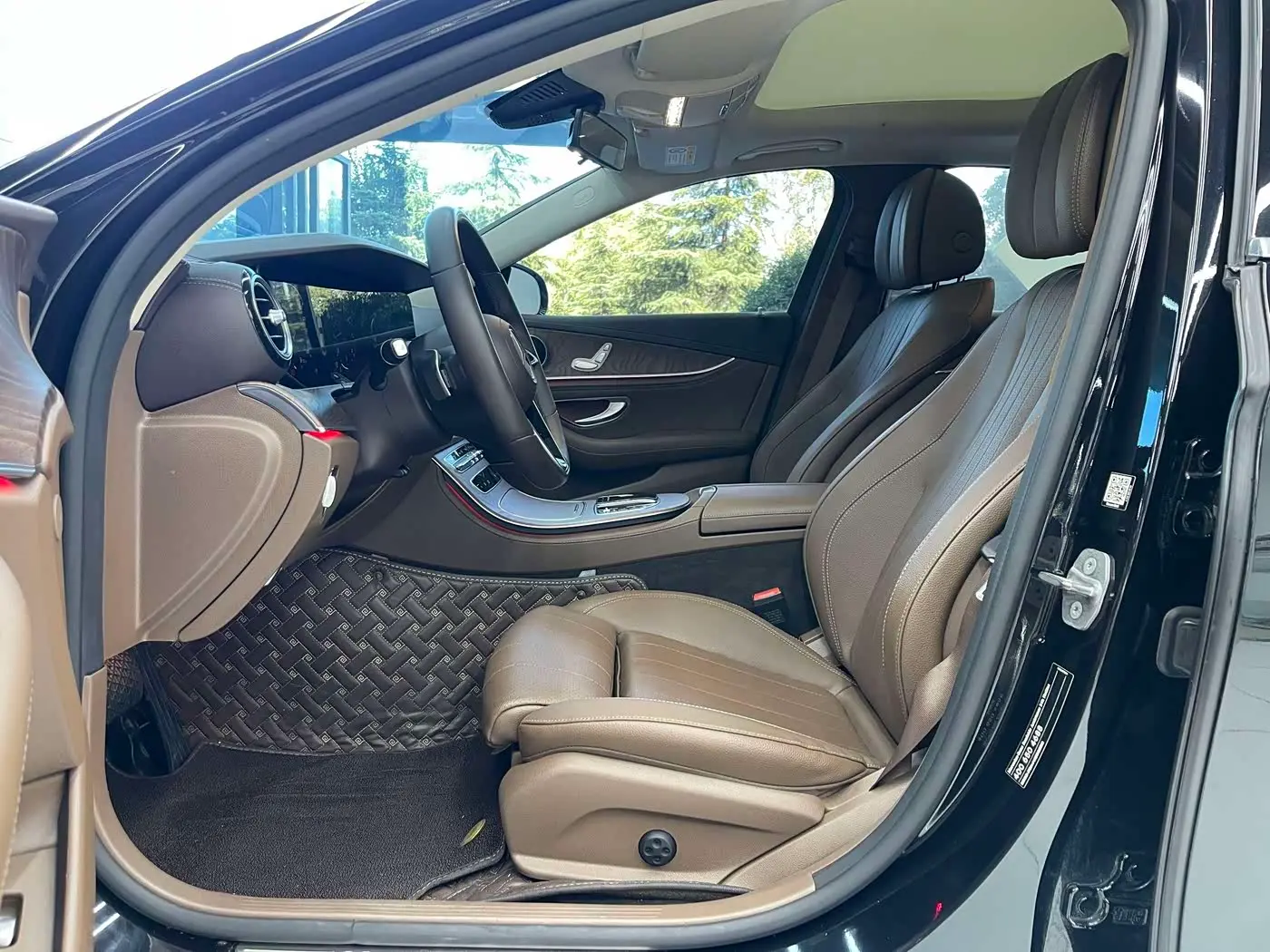 Mercedes-Benz E-Class 2023 — Photo 16/20
