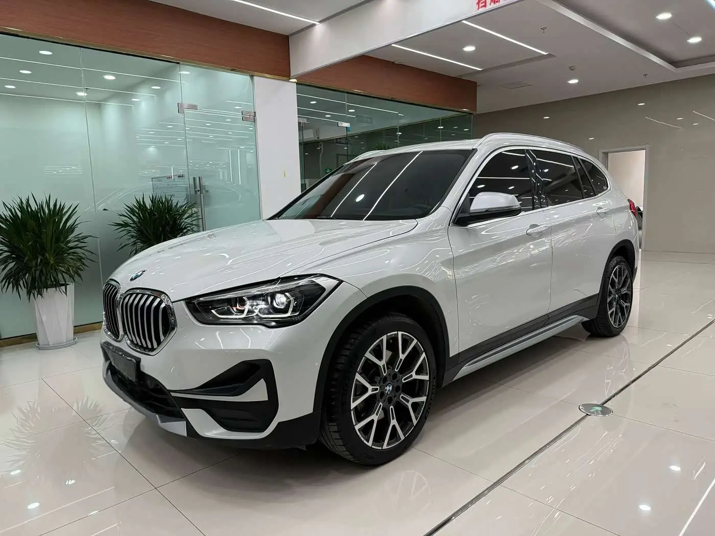 BMW X1 2021 — Фото 1/9
