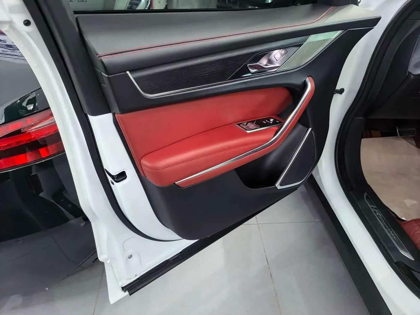 Jaguar F-PACE 2023 — Photo 7/8
