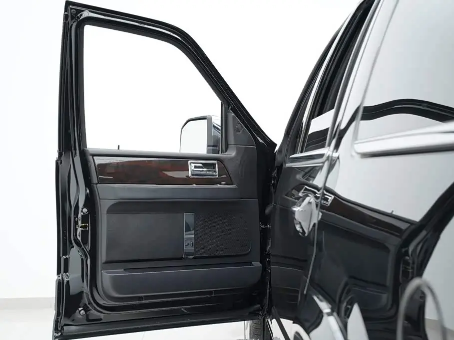 Lincoln Navigator 2018 — Photo 12/20