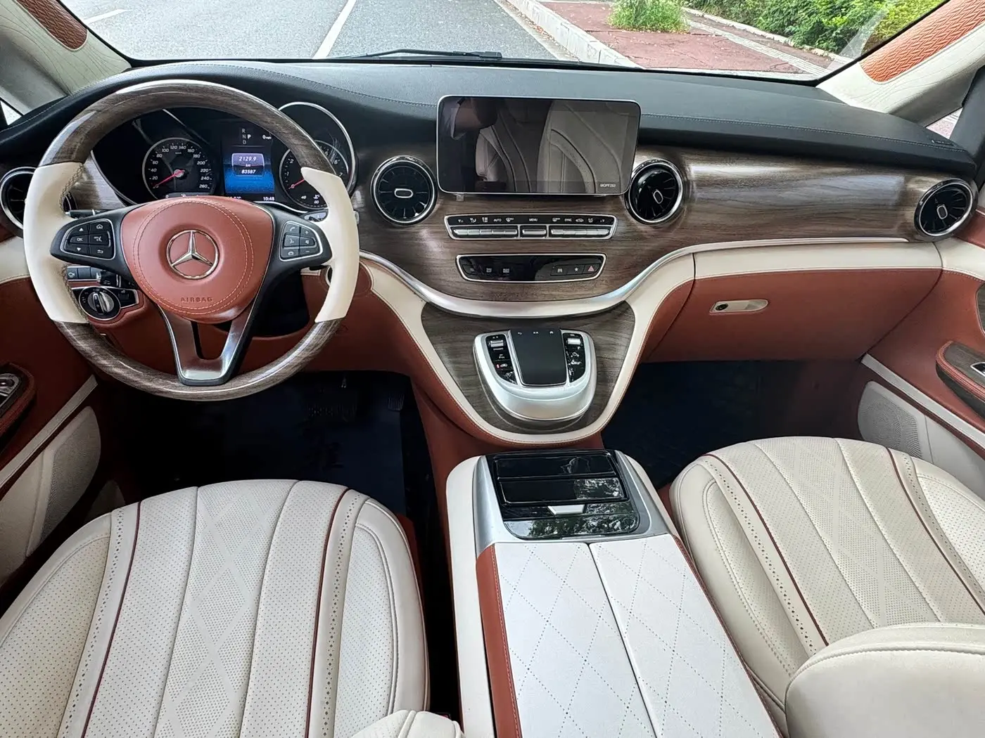 Mercedes-Benz V-Class 2022 — Photo 9/11