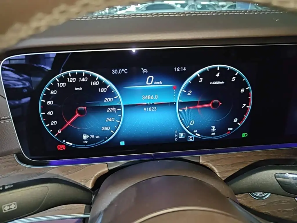 Mercedes-Benz E-Class 2022 — Photo 12/20