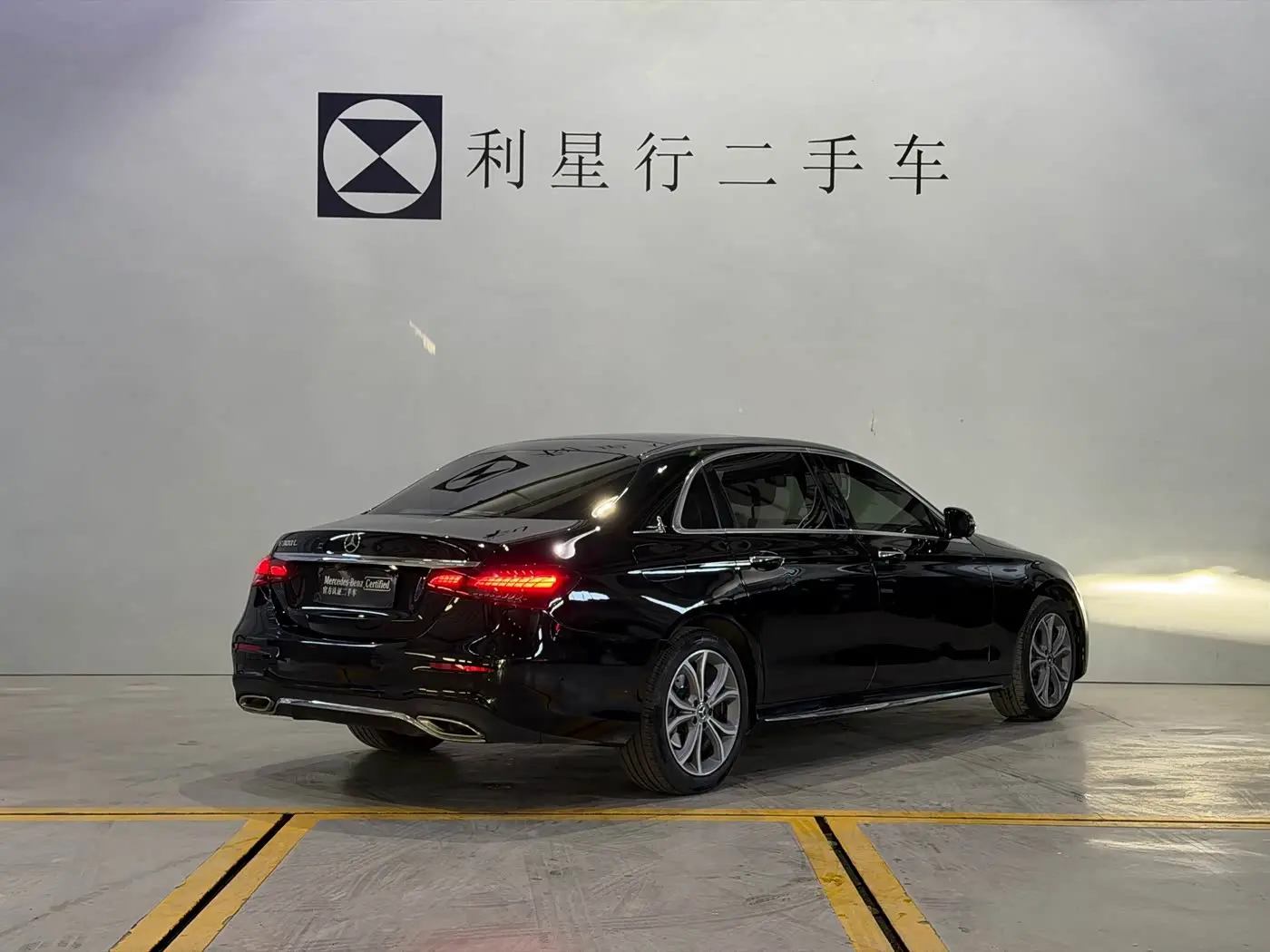 Mercedes-Benz E-Class 2022 — Photo 19/19