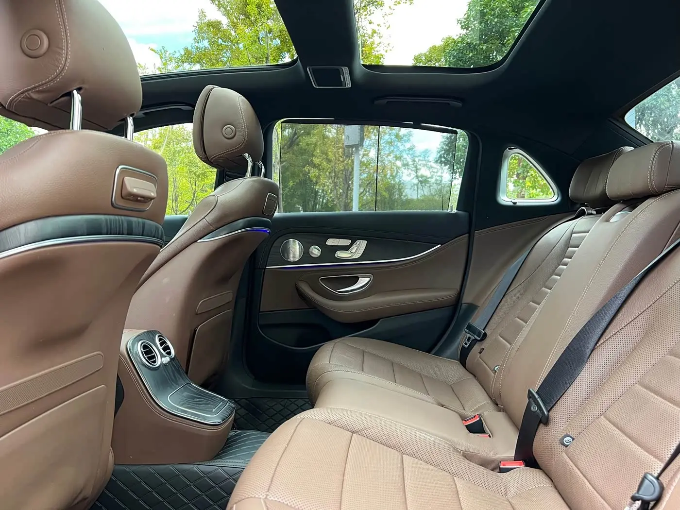 Mercedes-Benz E-Class 2021 — Photo 5/12