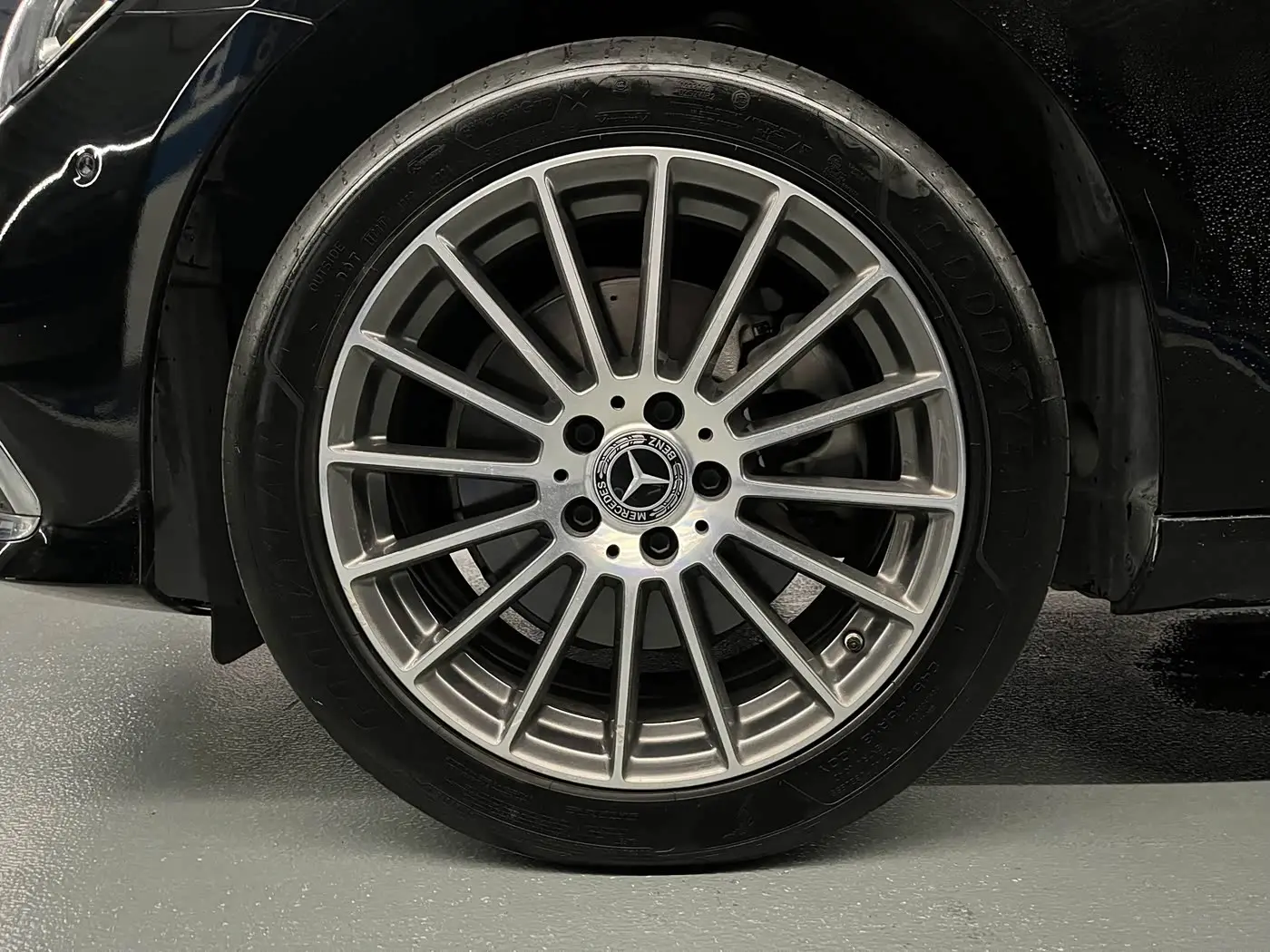 Mercedes-Benz E-Class 2023 — Photo 7/18