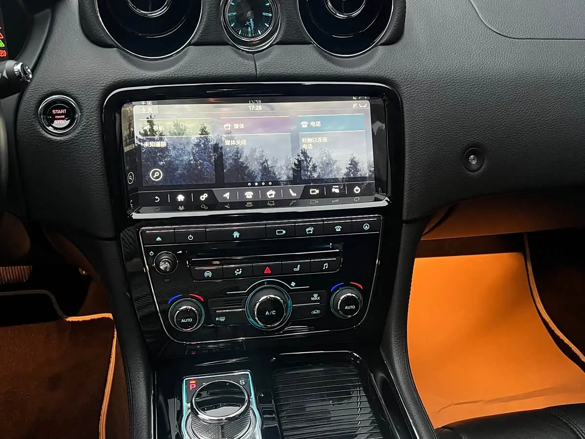 Jaguar XJ 2019 — Photo 8/17