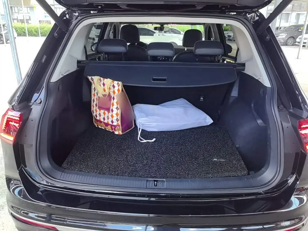 Volkswagen Tiguan L 2021 — Photo 19/20