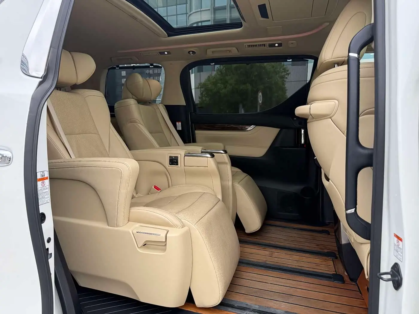 Toyota Alphard 2019 — Photo 13/16