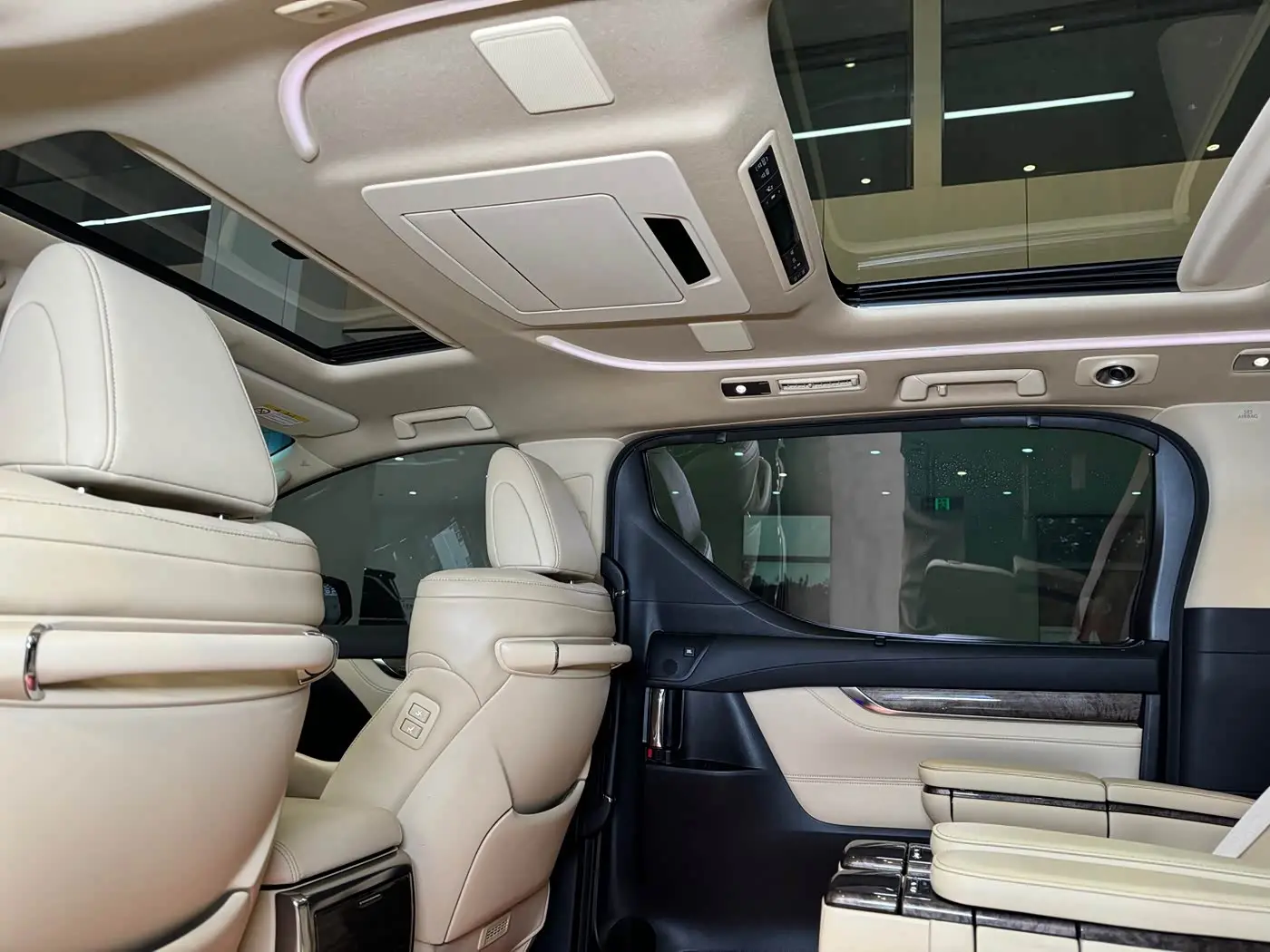 Toyota Alphard 2023 — Photo 9/16