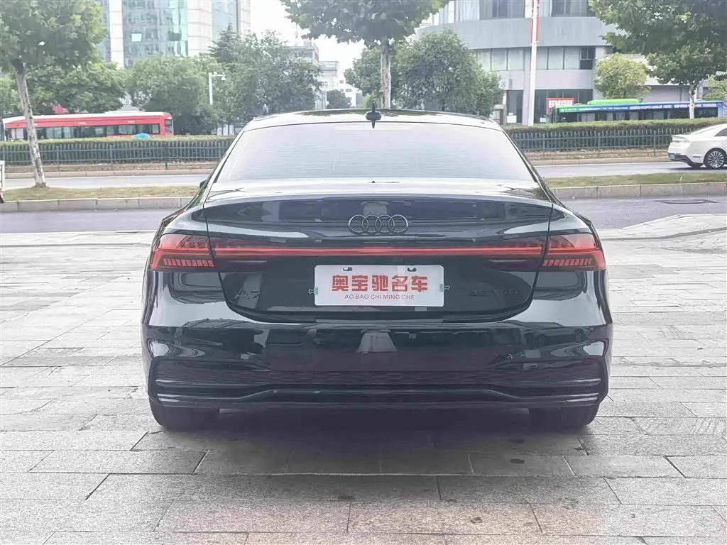 Audi A7L 2024 — Фото 8/17