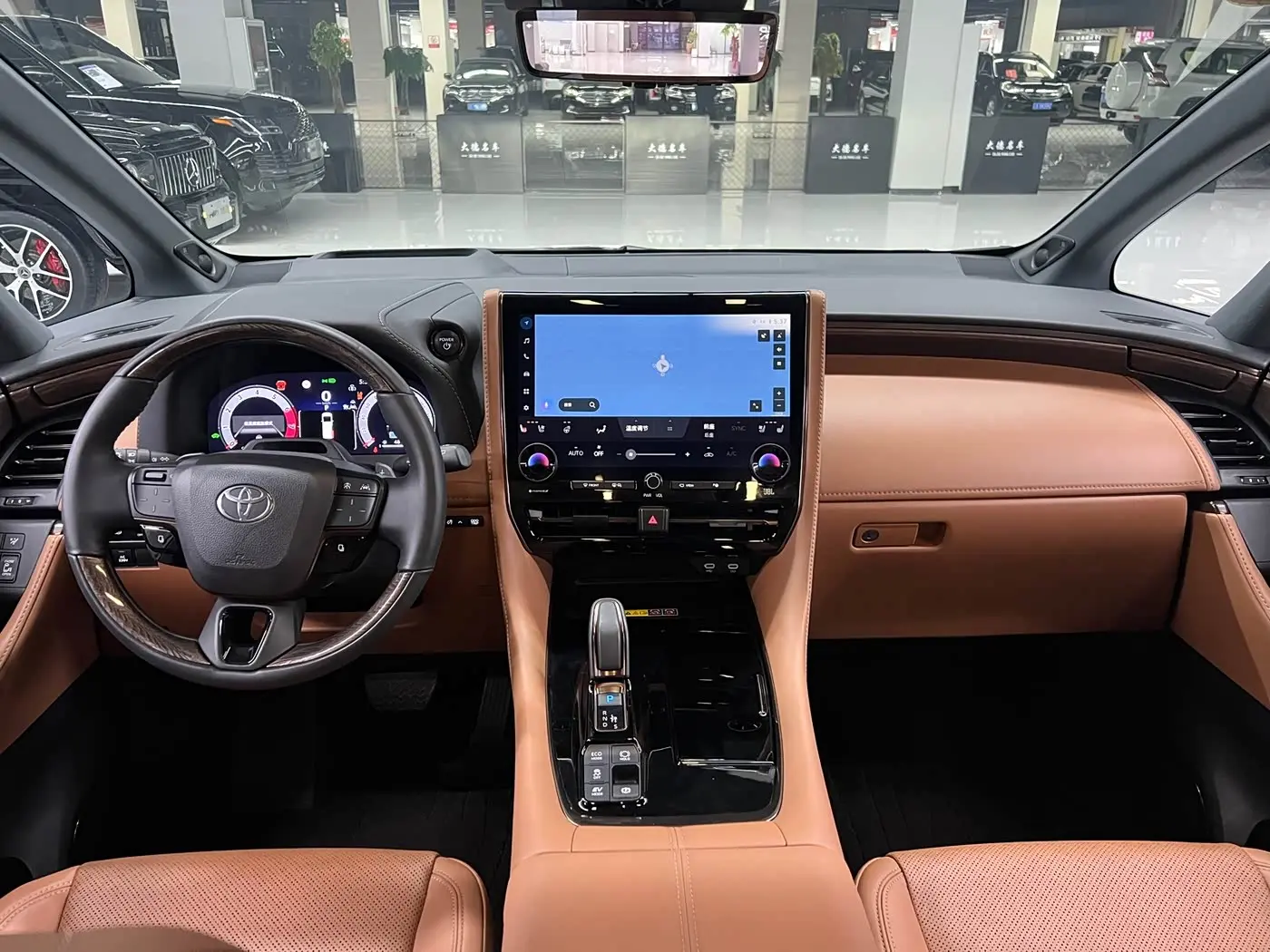 Toyota Alphard 2023 — Фото 17/20