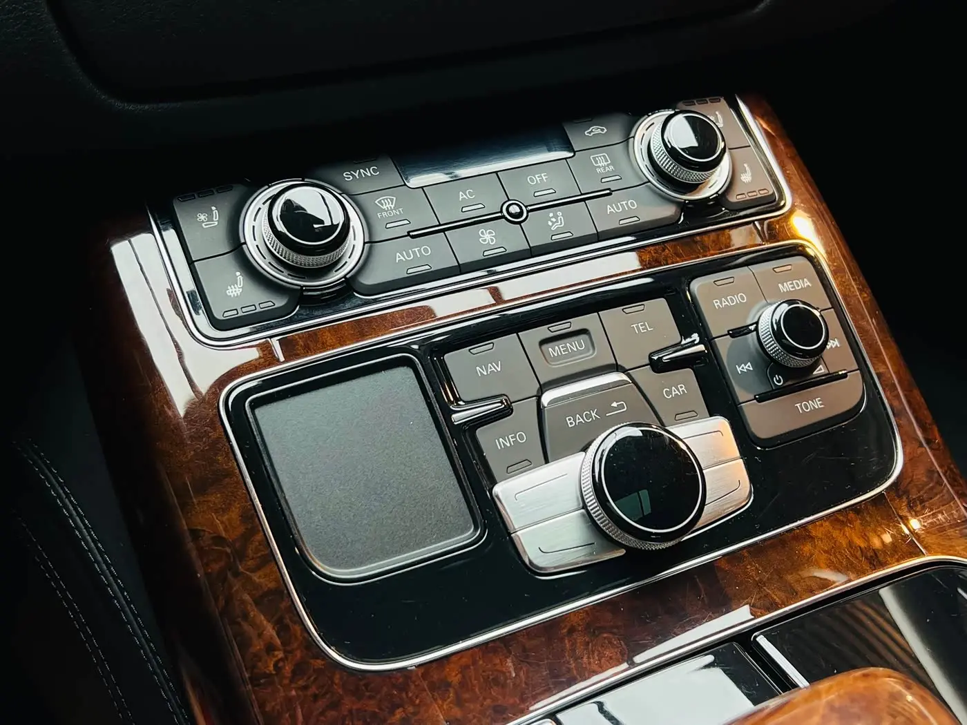Audi A8 2012 — Photo 9/20