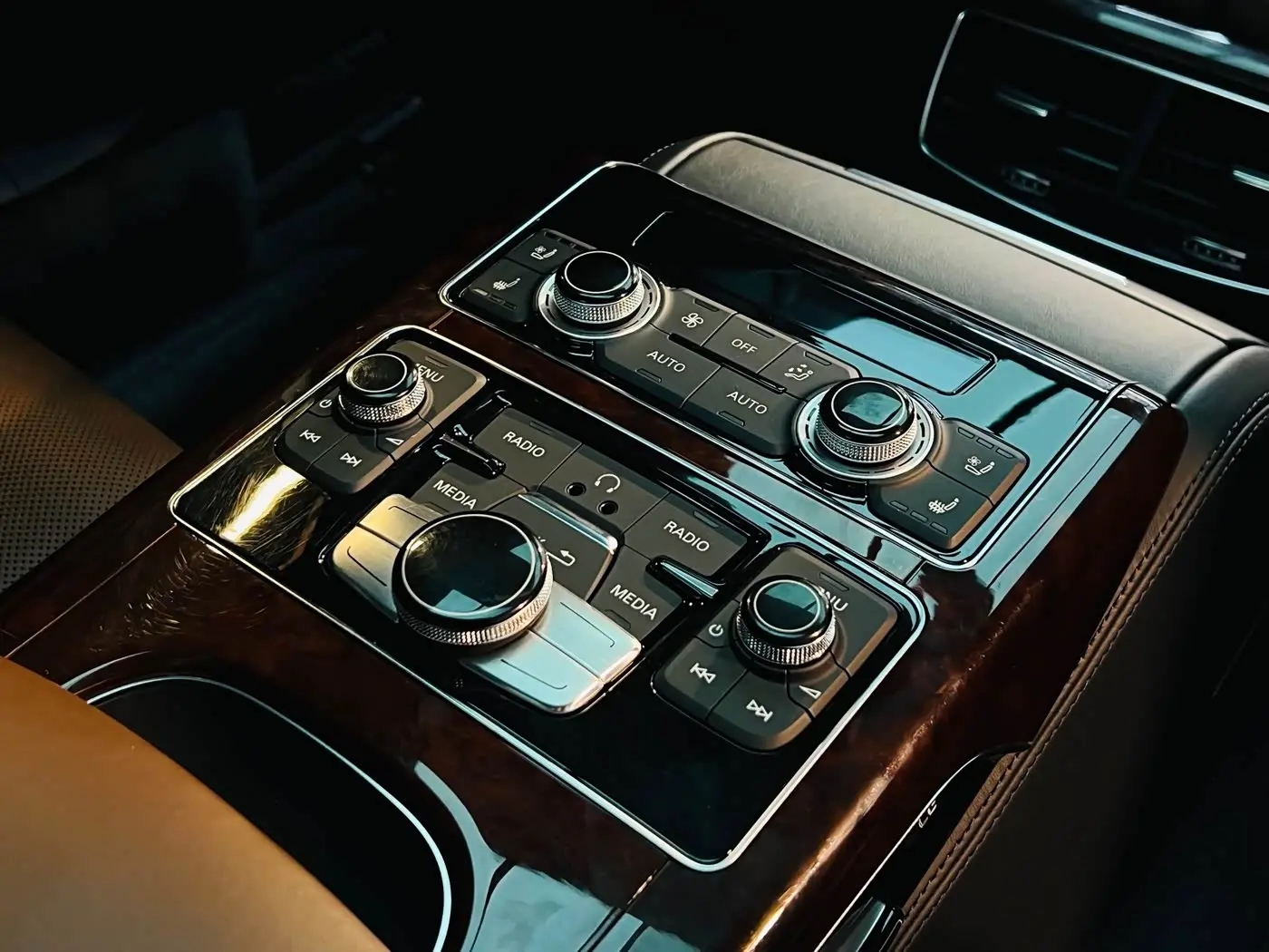 Audi A8 2012 — Photo 17/20