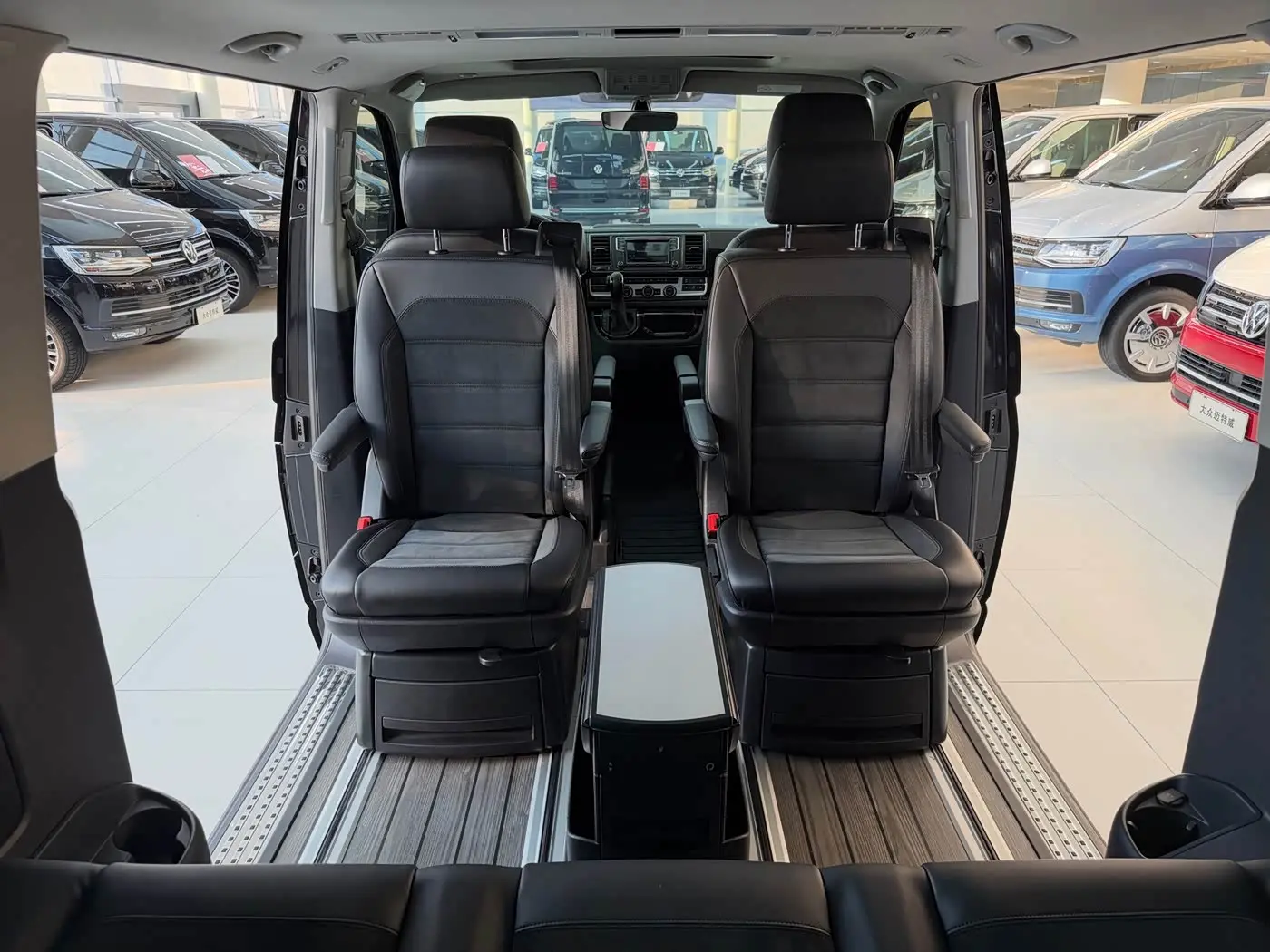 Volkswagen Multivan 2018 — ფოტო 13/20