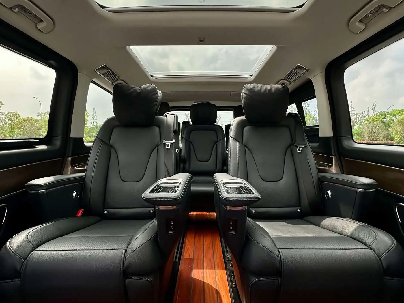 Mercedes-Benz V-Class 2021 — Photo 13/18