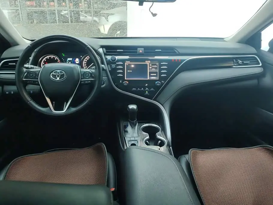 Toyota Camry 2018 — Photo 12/16