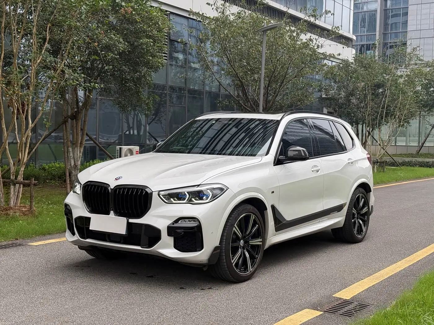 BMW X5 2019 — Фото 1/13