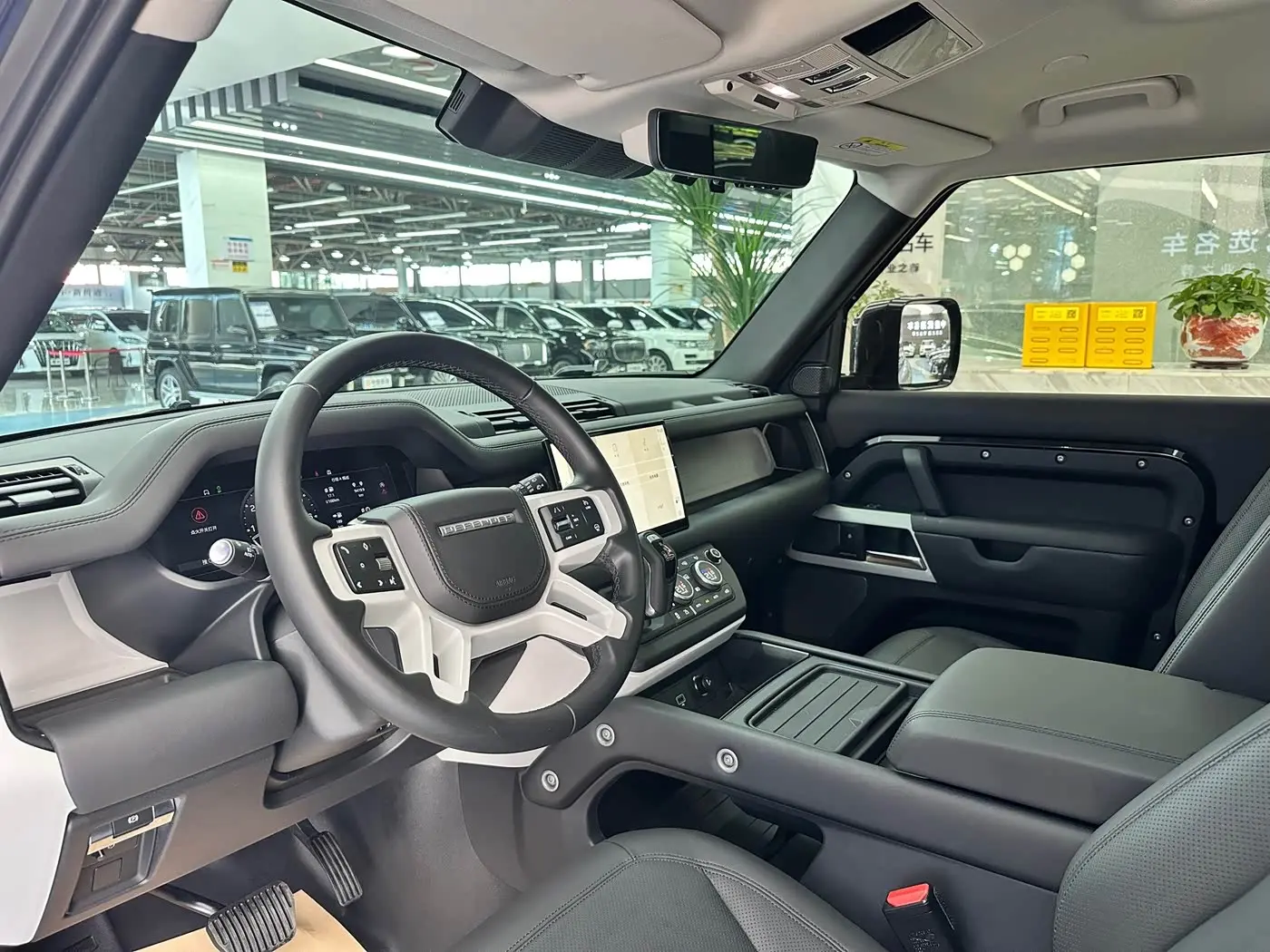 Land Rover Defender 2023 — Фото 9/20