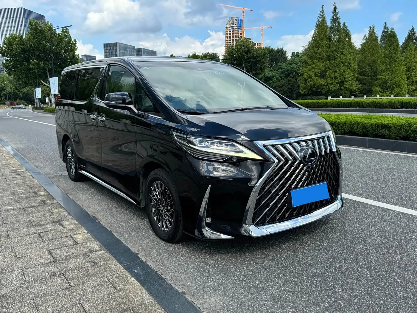 Lexus LM 2021 — Photo 3/11