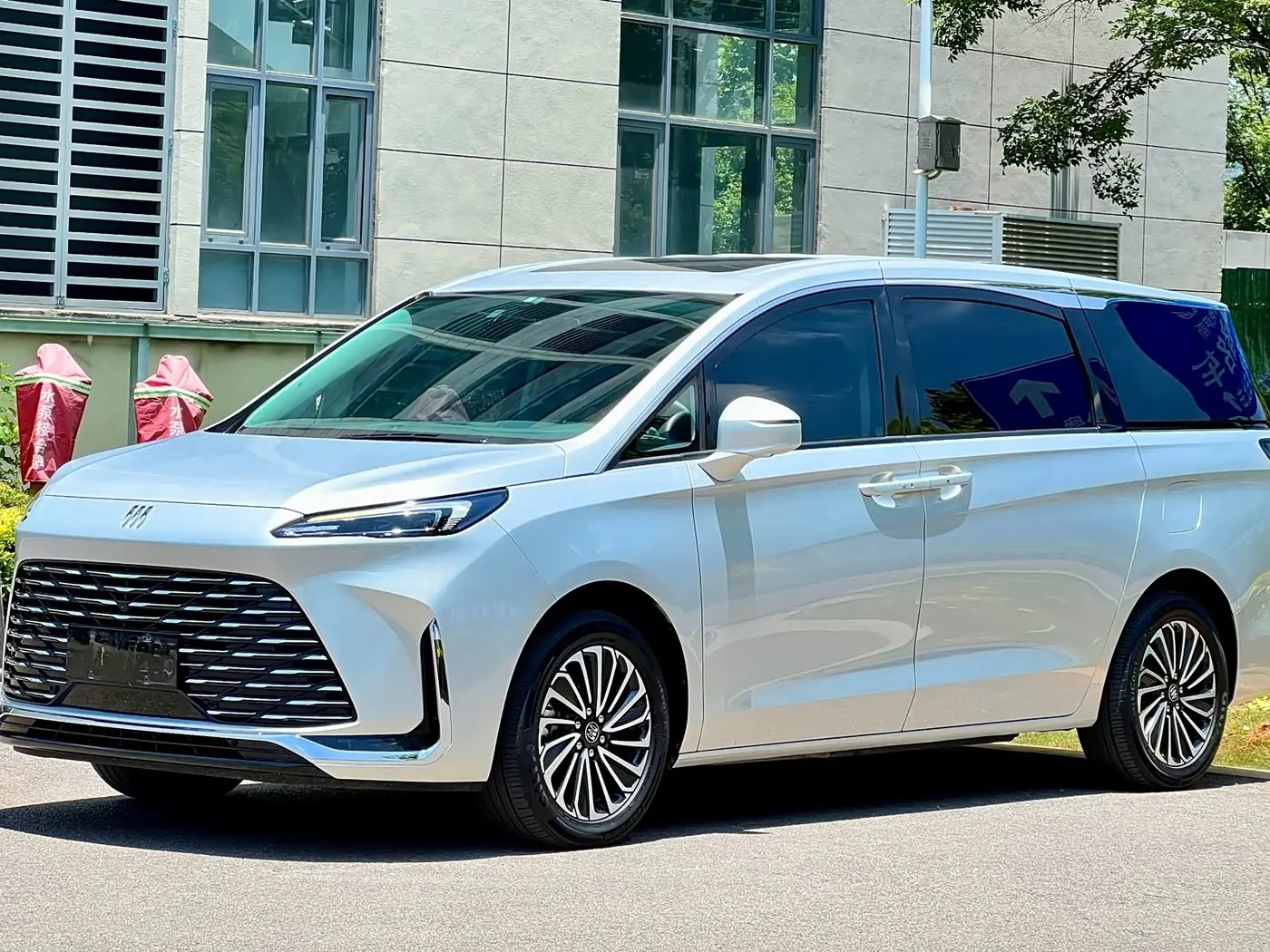 Buick GL8 New Energy 2025 — Photo 1/15