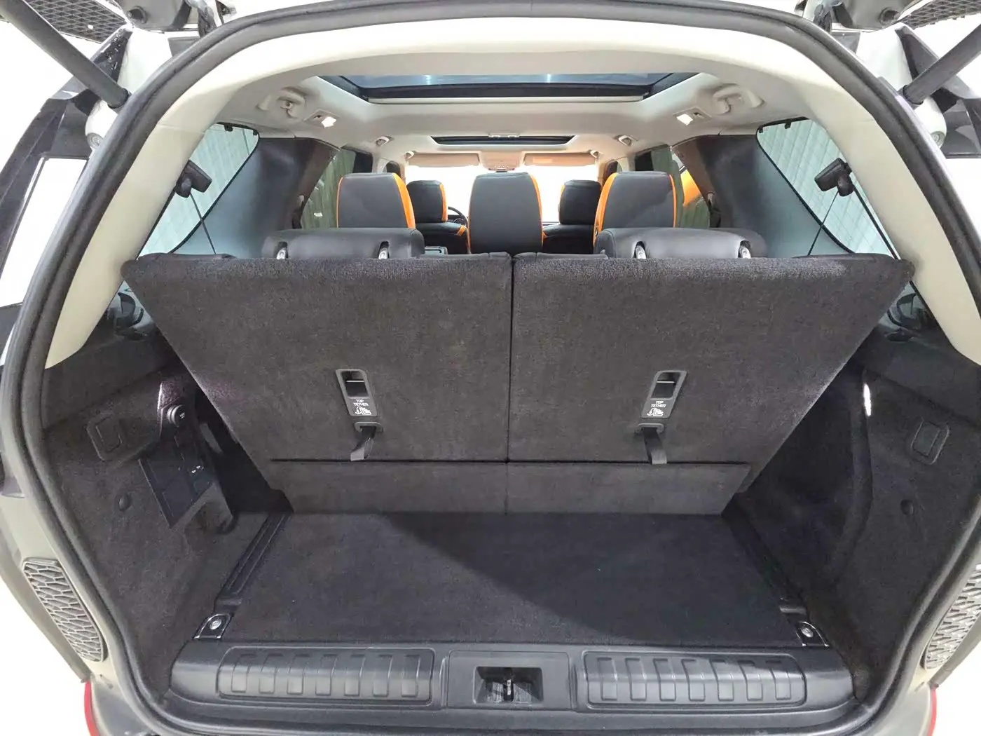 Land Rover Discovery 2018 — Фото 12/12