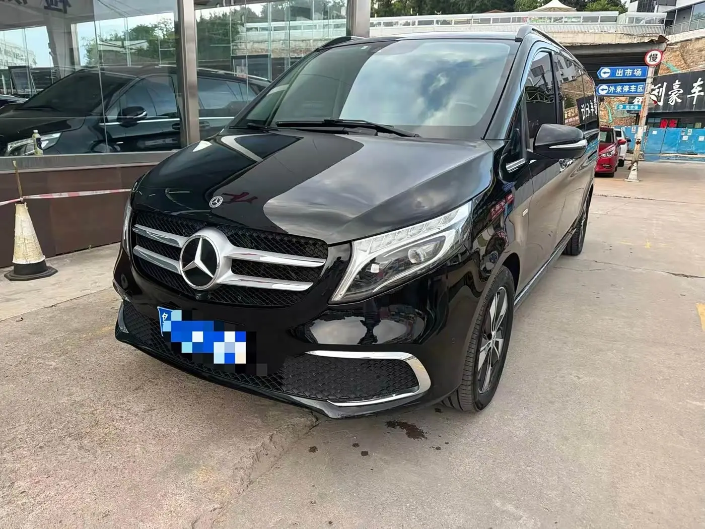Mercedes-Benz V-Class 2023 — Photo 1/11