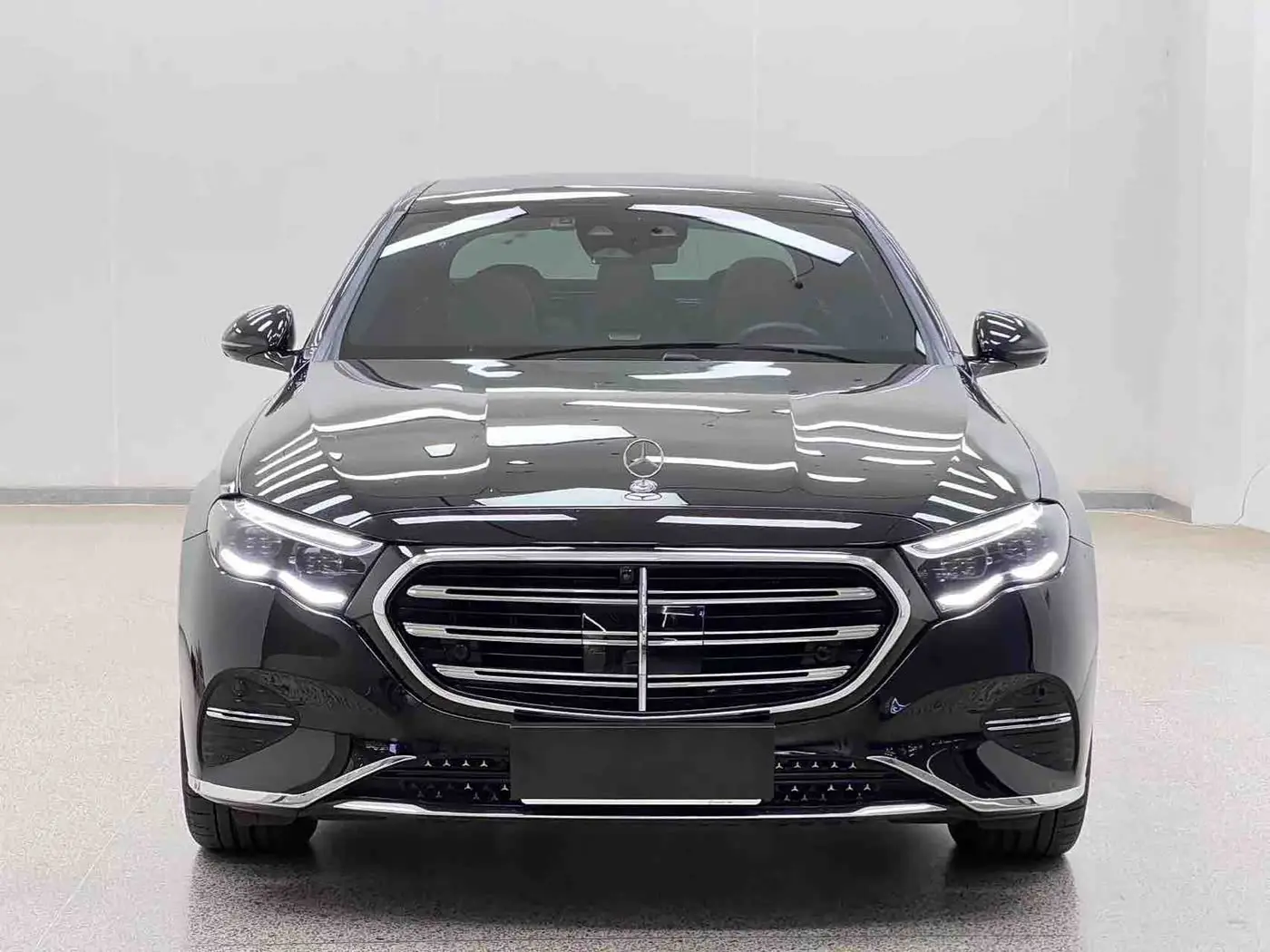 Mercedes-Benz E-Class 2024 — Photo 2/20
