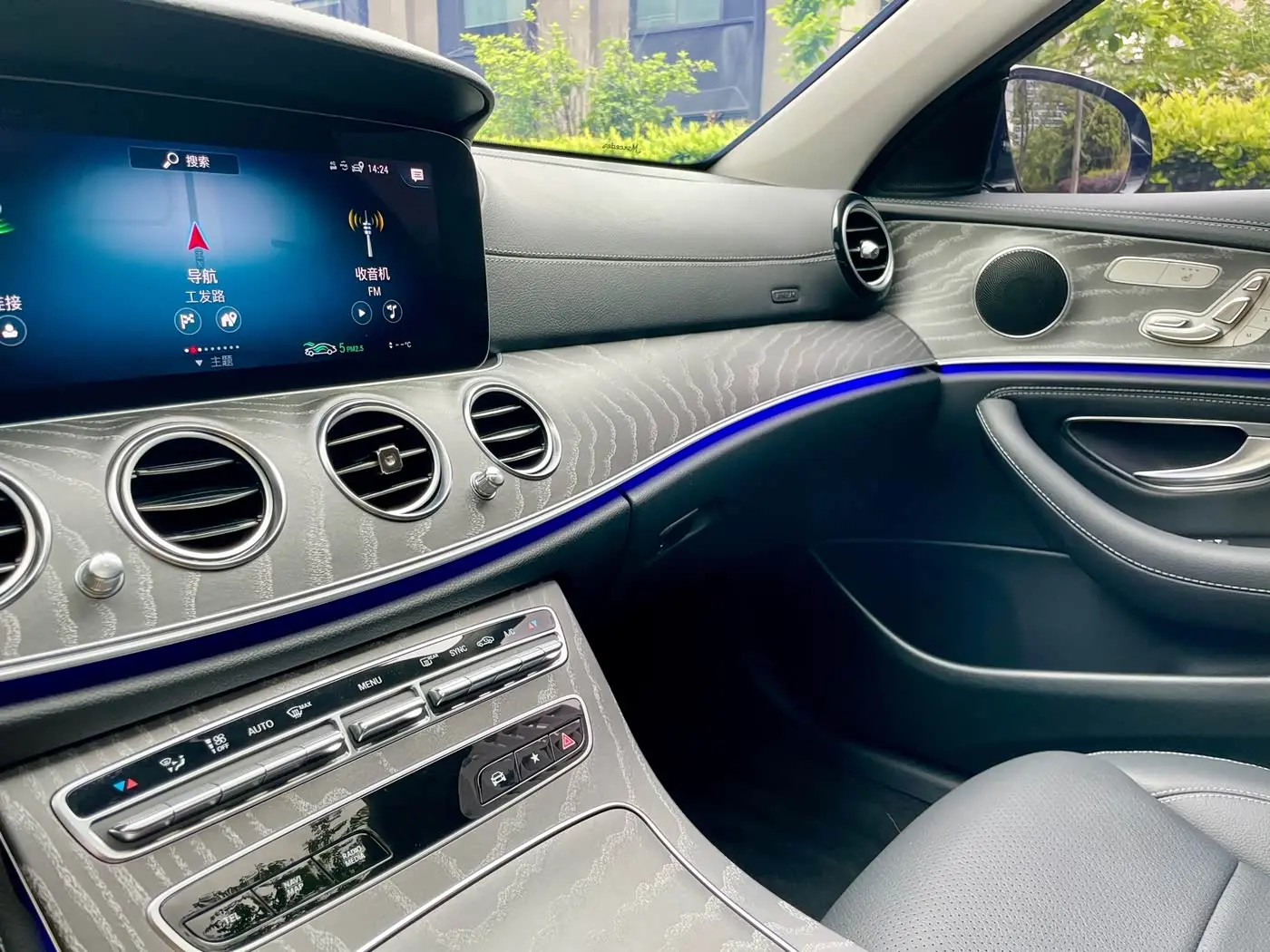 Mercedes-Benz E-Class 2023 — Photo 18/19