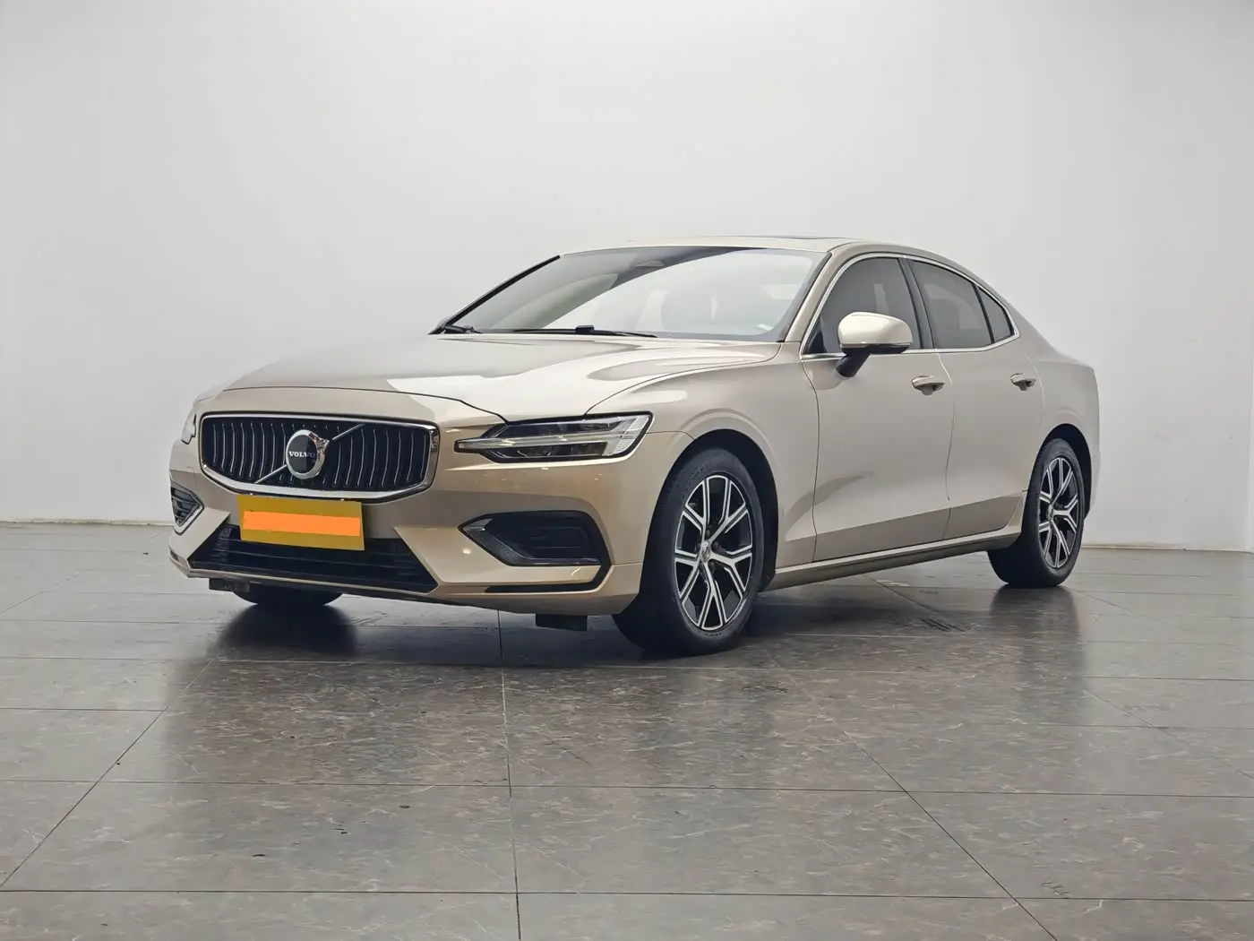 Volvo S60 2023 — Фото 1/20